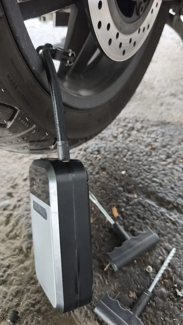 Ana Kurye courier flat tire during same-day delivery in Istanbul