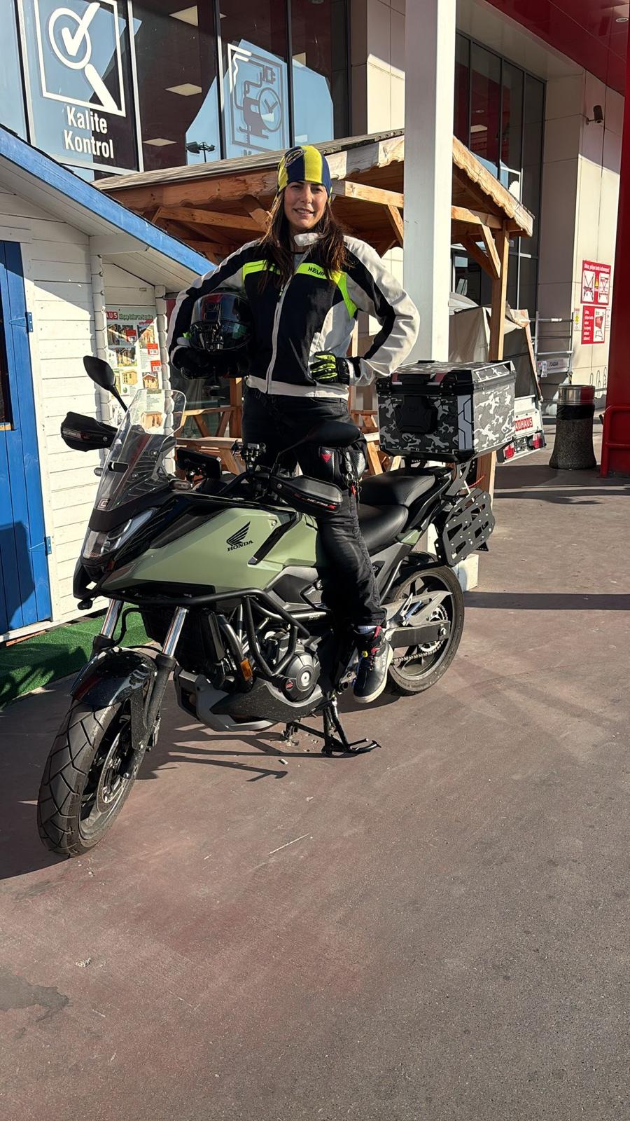 Ana Kurye kurucusu Özlem Boz, Özgür Motorcu Kadın, motosikletiyle profesyonel ve güven veren bir duruş sergiliyor